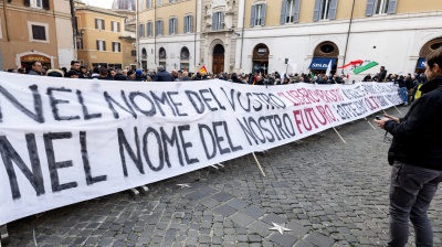 Taxi, manifestazione davanti a Montecitorio: slogan, petardi e cartello contro la premier Meloni. E contro Uber