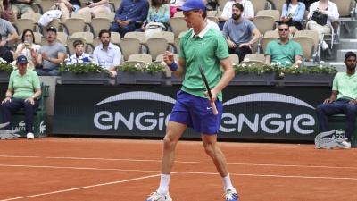 Tennis. Jannik Sinner travolge Lehecka e va agli ottavi del torneo parigino del Roland Garros 