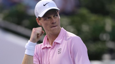 Tennis, Jannik Sinner vince e domina Humbert all'esordio sulla terra rossa di Montecarlo