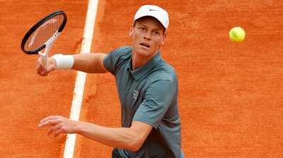 Tennis, Jannik Sinner vola in finale a Montecarlo, battuto nettamente Zverev in semifinale