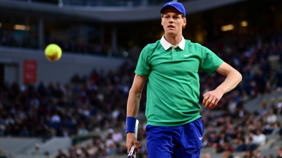 Tennis, Roland Garros, buona la prima per Jannik Sinner che si libera in tre set di Arthur Rinderknech