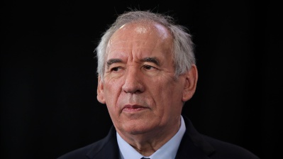 Tensione Roma-Parigi, Bayrou accusa l’Italia di dumping fiscale, dura replica di Palazzo Chigi