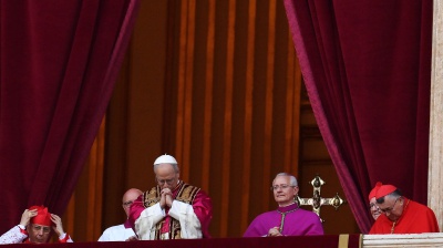 Tra funerale e conclave un giro di 576 milioni di euro, spuntano già i primi souvenir di Papa Leone XIV 