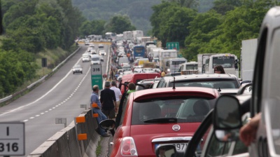 Tragedia sull'A1: Camion travolge un'auto ferma in galleria, tre vittime 