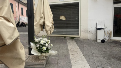 Tre giovani fermati per l’aggressione mortale nel centro di Massa, un 46enne muore davanti al figlio