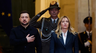 Trump, altri attacchi a Meloni. La premier non replica (per ora) e incontra a Palazzo Chigi Zelensky