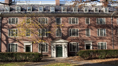 Trump contro tutti: fa guerra agli studenti stranieri nelle università e minaccia nuovi dazi all'Ue