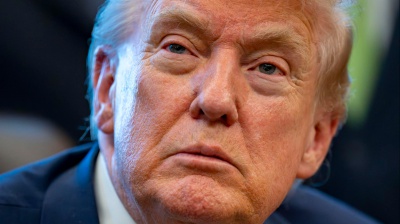 Trump porta i dazi globali al 15% dopo la bocciatura della Corte Suprema