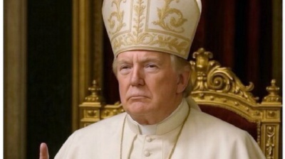 Trump vestito da Papa, il fotomontaggio sui social della della Casa Bianca