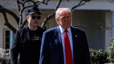 Nuovo scontro tra Musk e Trump, che minaccia di tagliare i finanziamenti. "Dovrebbe tornarsene in Sudafrica"