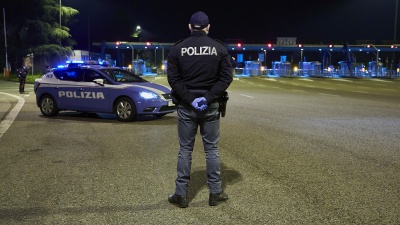 Turista francese, di religione ebraica, aggredito con il figlio in una stazione di servizio, insulti e calci per la kippah indossata