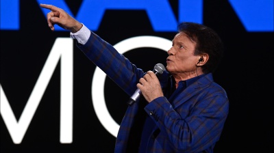 "Tutti i sogni ancora in volo": Massimo Ranieri canta e incanta, in scena lo spettacolo al Sistina di Roma