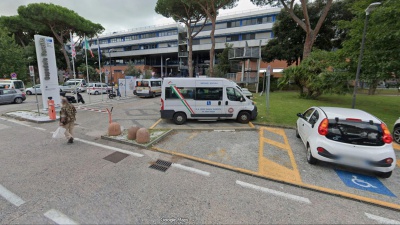Uccide la ex moglie ricoverata e si toglie la vita  