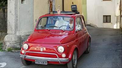 "Un prete benedice la città alla guida di una Fiat 500": la storia di Don Dino Martinelli di Lumezzane