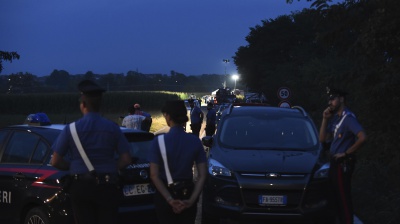 Uomo ferito a Ostia, vicino Roma. E’ stato trovato in un carrello, sarebbe stato torturato 