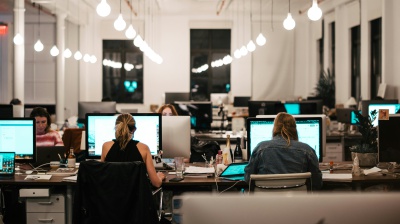 Via libera ai bermuda in ufficio, arriva il dress-code anti caldo. Ecco dove...