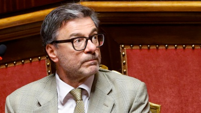 Via libera alla manovra in Commissione Bilancio al Senato. Blitz sul condono, opposizioni in rivolta, poi la marcia indietro 