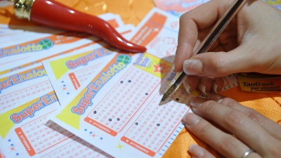 Vince 596mila euro al SuperEnalotto ma non li riscuote, ha ancora pochi giorni per farlo