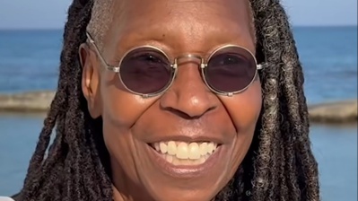 Whoopi Goldberg a Napoli, l'attrice reciterà nella soap "Un posto al sole". Ecco cosa c'è da sapere