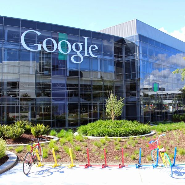 Google accusata di rubare i testi delle canzoni