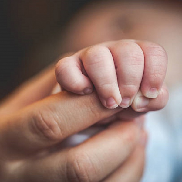 A quattro anni salva la mamma chiamando il servizio d'emergenza