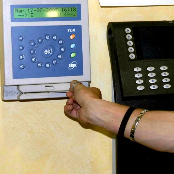 Addio furbetti del cartellino, arrivano le impronte per il badge