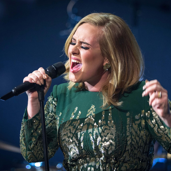 Adele, annullati concerti a Wembley per problemi alla voce
