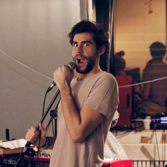 Alvaro Soler si scalda per l'estate italiana in tour