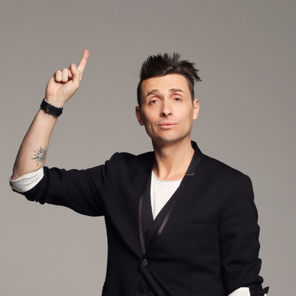 Angelo Pintus canta "Andiamo a comandare" di Rovazzi