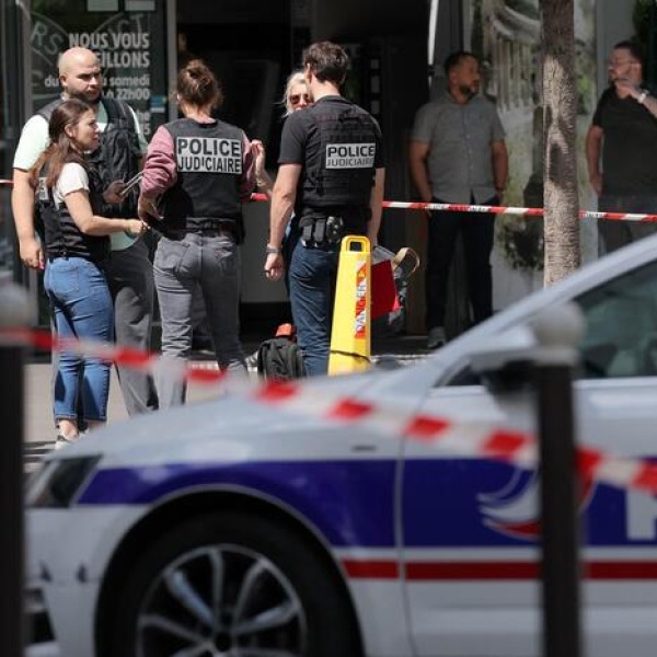 Attacco con coltello a Parigi, un uomo cerca di uccidere tre donne, mi ha mandato Allah
