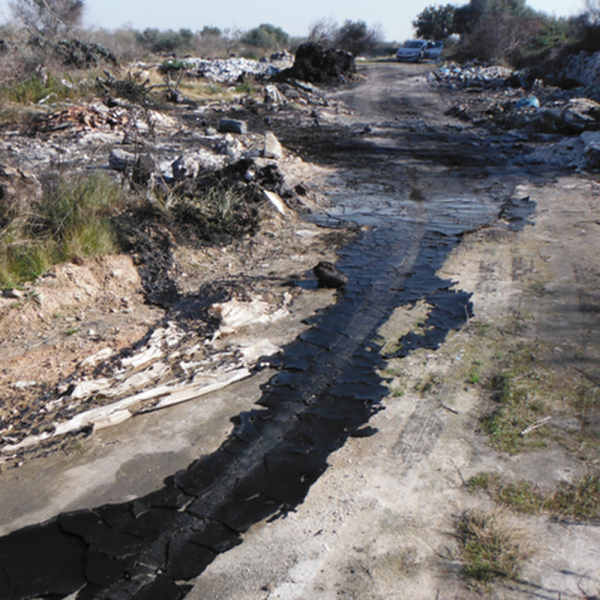 Bari, rifiuti di plastica scaricati e bruciati in un'area protetta