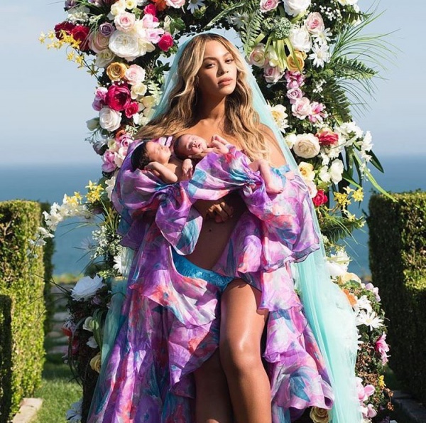 Beyoncè presenta sui social i suoi gemelli