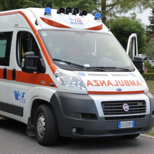 Bimbo precipita da balcone, lo salva giovane al volo