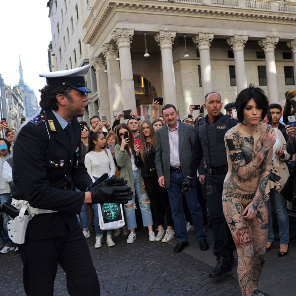 Blindspot e una donna nuda in centro a Milano