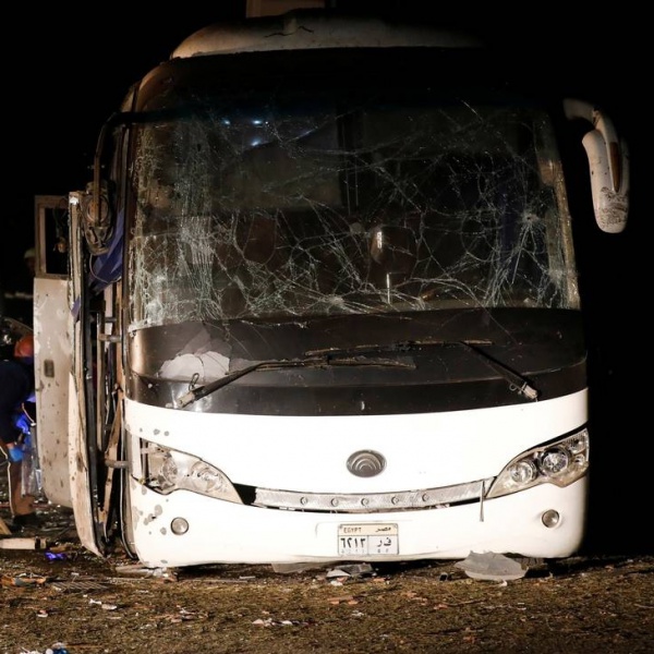 Bomba contro un bus di turisti alle Piramidi, quattro morti
