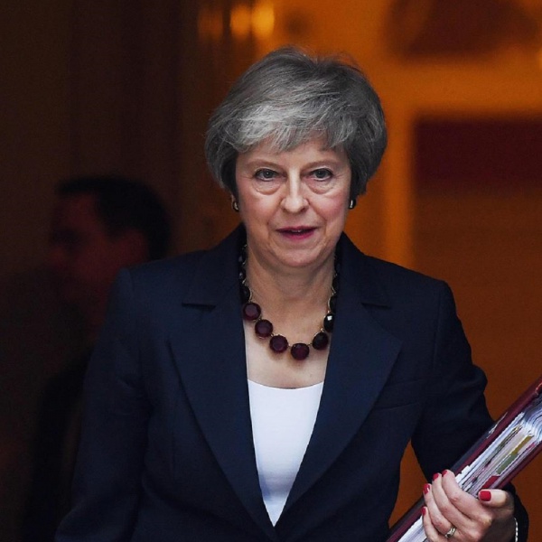 Brexit, sì all'intesa ma il governo britannico perde i pezzi