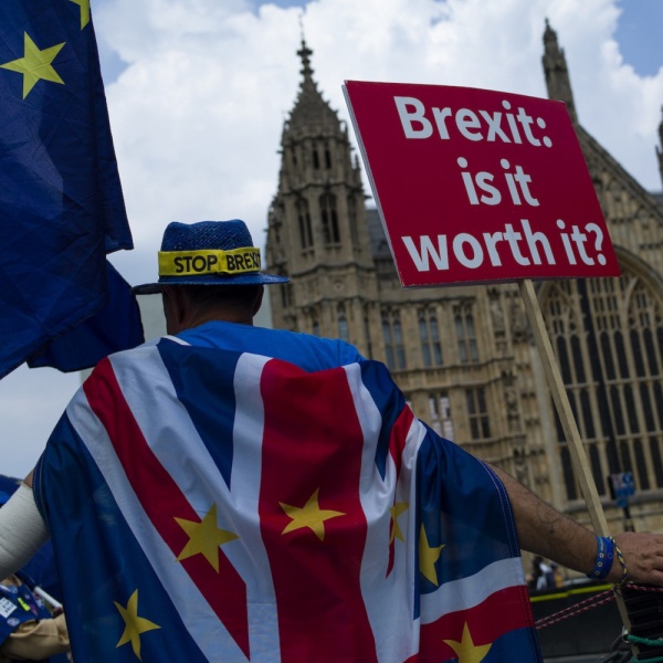 Brexit, Theresa May non molla, ma è caos a Londra