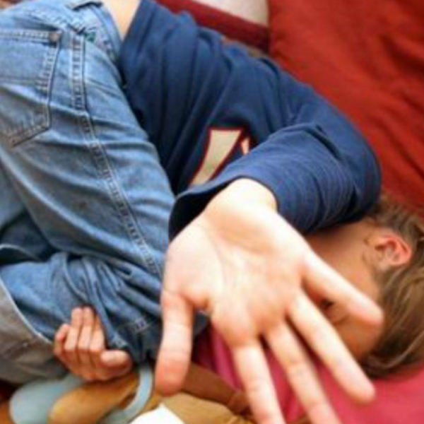Bruciò figlio con ferro da stiro per punizione, patteggia 3 anni