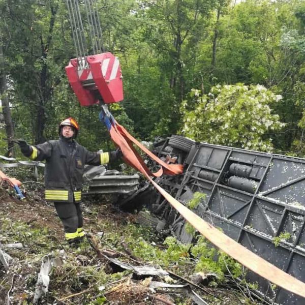 Bus si ribalta vicino Siena, 31 feriti e una donna deceduta