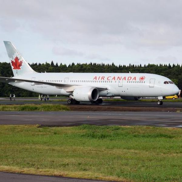 Canada, si addormenta in aereo, passeggera lasciata a bordo