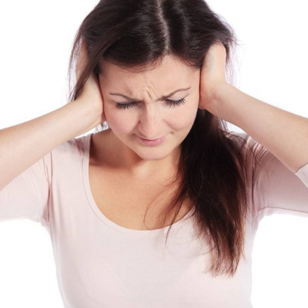 Cina, donna non riesce a sentire solo voci maschili?