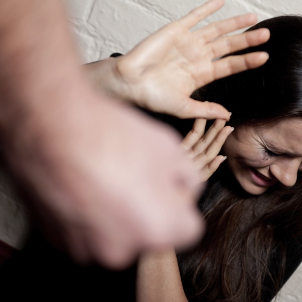 Como, obbligava figlia a dimagrire, madre denunciata