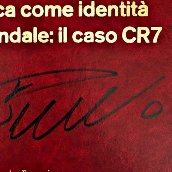 Cristiano Ronaldo autografa tesi sul brand CR7 di un giovane di