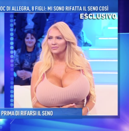 Domenica Live, ecco la super maggiorata con 15esima di seno