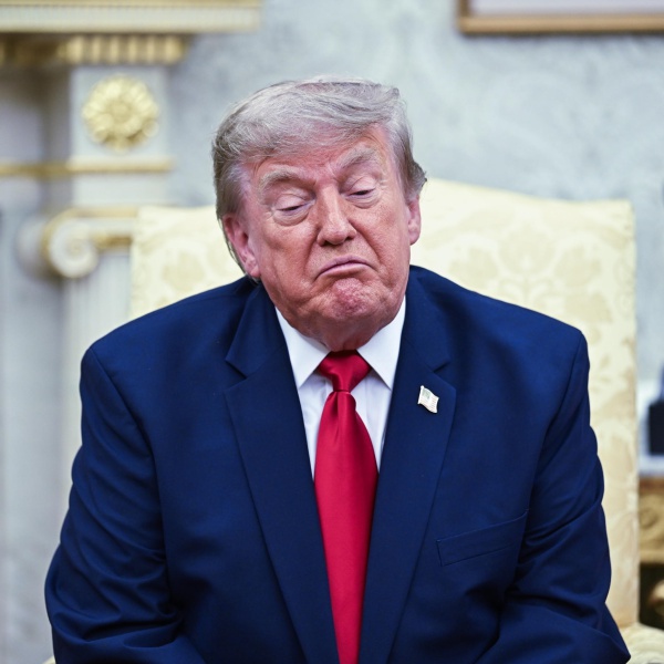 Donald Trump, accordi commerciali al posto della tassa del 20% per Hormuz