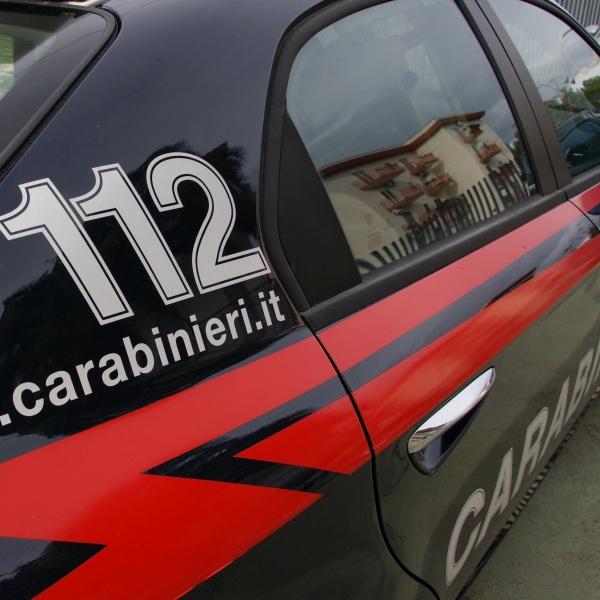 Donna tirata fuori dall'auto con la forza, travolta e uccisa