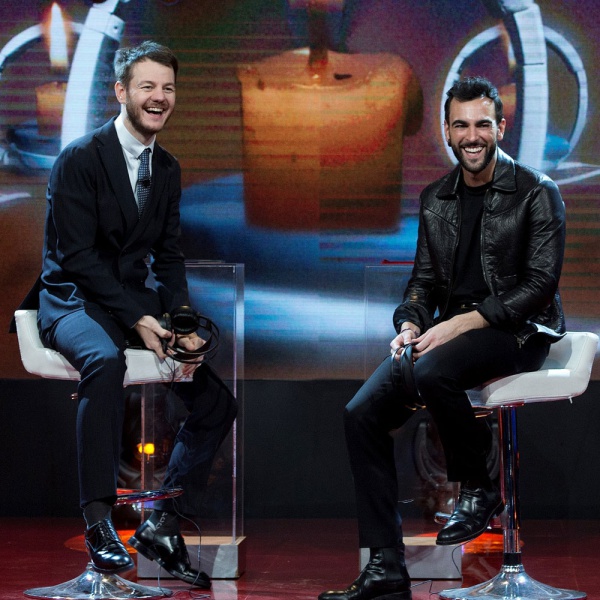E poi c'è Cattelan, Marco Mengoni e il "Poggiacandela"