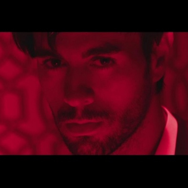 Enrique Iglesias supersexy nel singolo "El Baño"