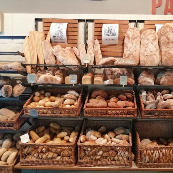Ercolano, panetteria regala ogni sera ai bisognosi l'invenduto