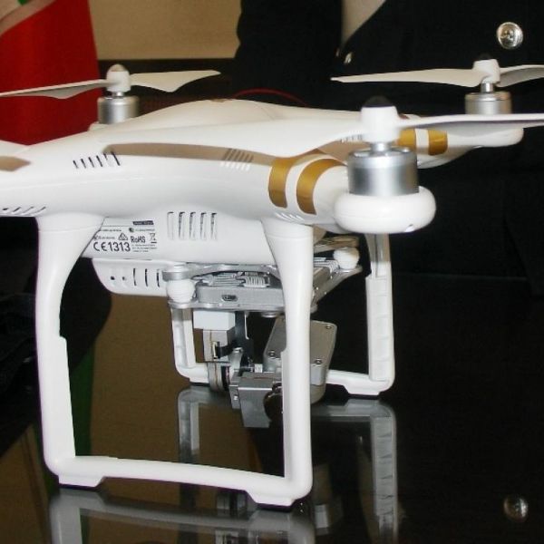 Fa volare drone tra Fori Imperiali e Colosseo, denunciato